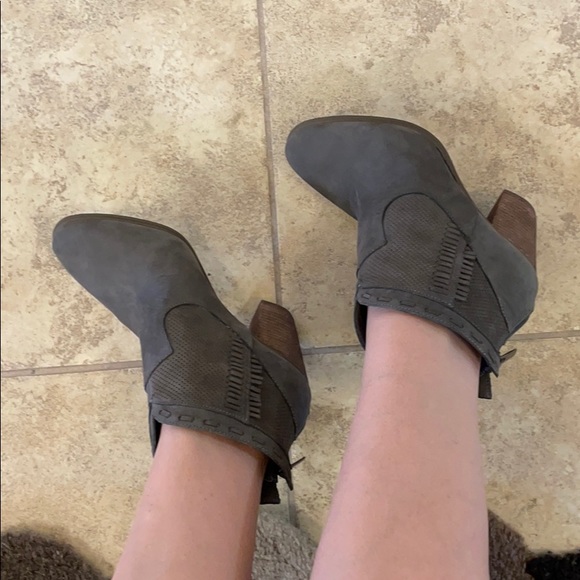 Vince Camuto Fretzia ankle booties - Picture 8 of 10